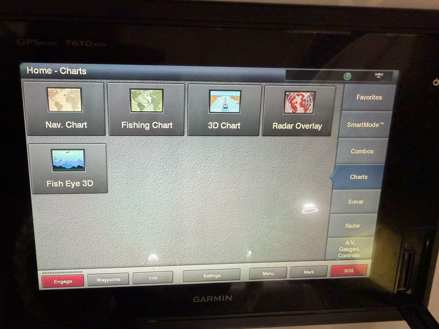 2016 Everglades 230 Center Console