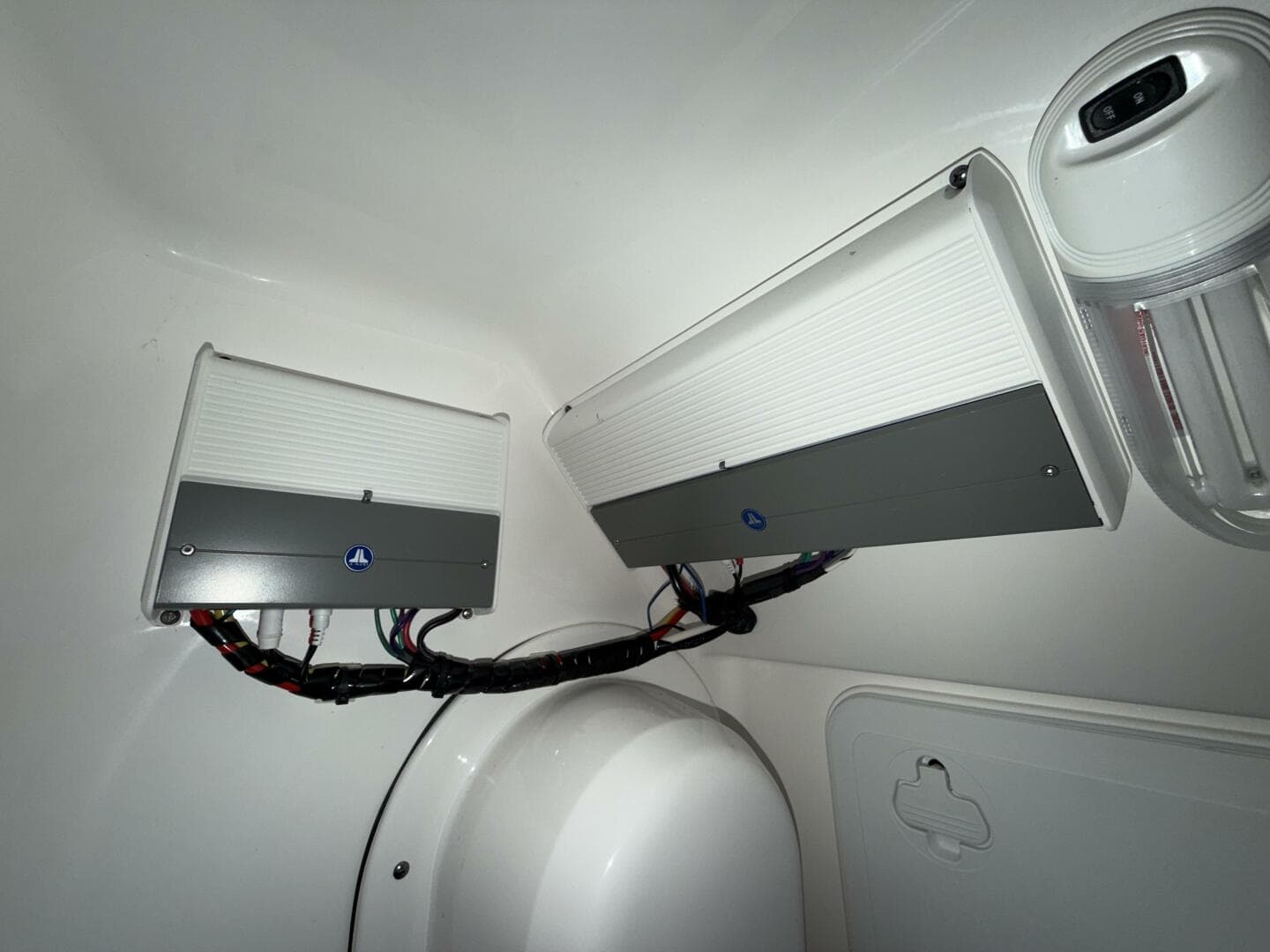 2016 Everglades 230 Center Console