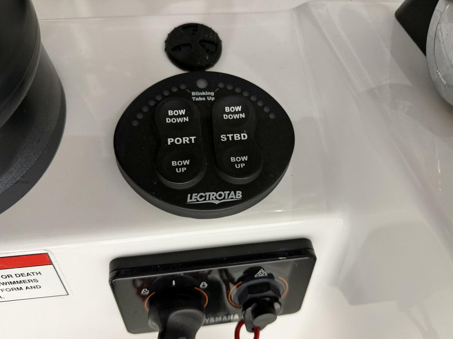 2016 Everglades 230 Center Console