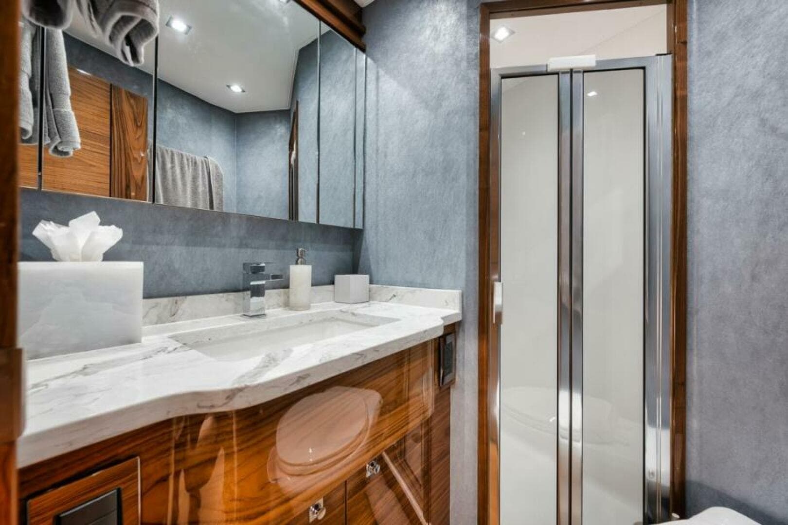 Viking 72 Skybridge - Chelsea -Head