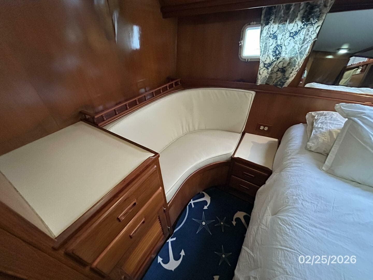 42' Jefferson master stateroom starboard seating