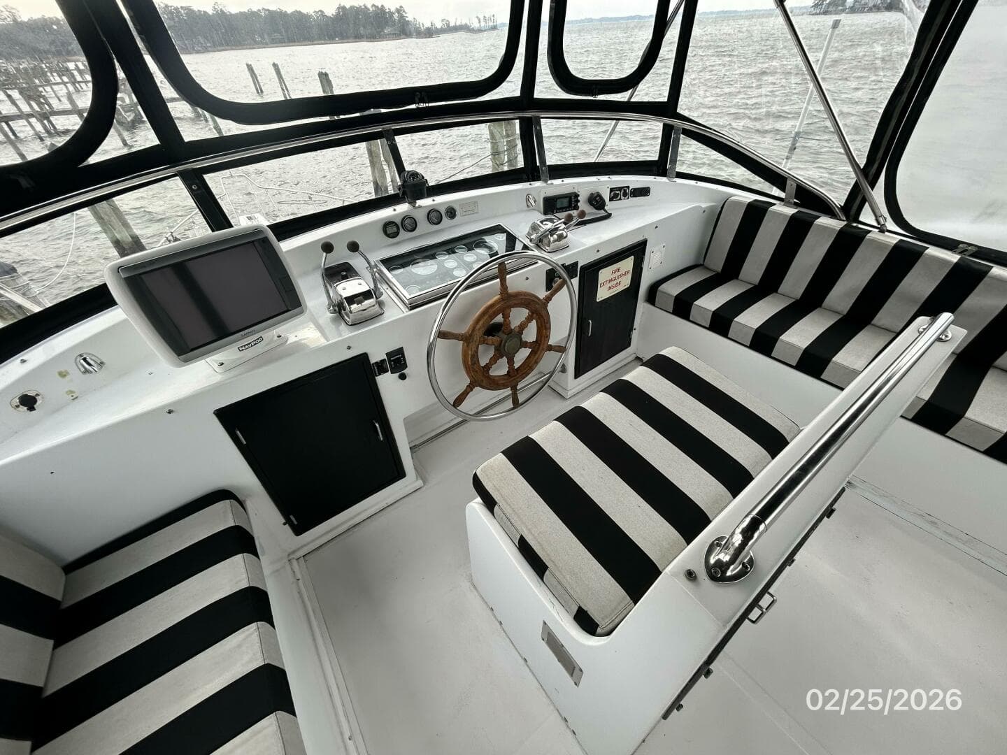 42' Jefferson flybridge helm1