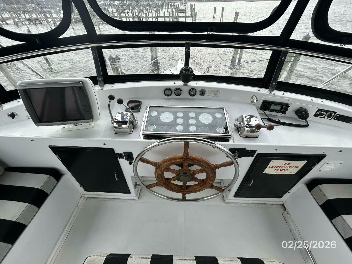 42' Jefferson flybridge helm3