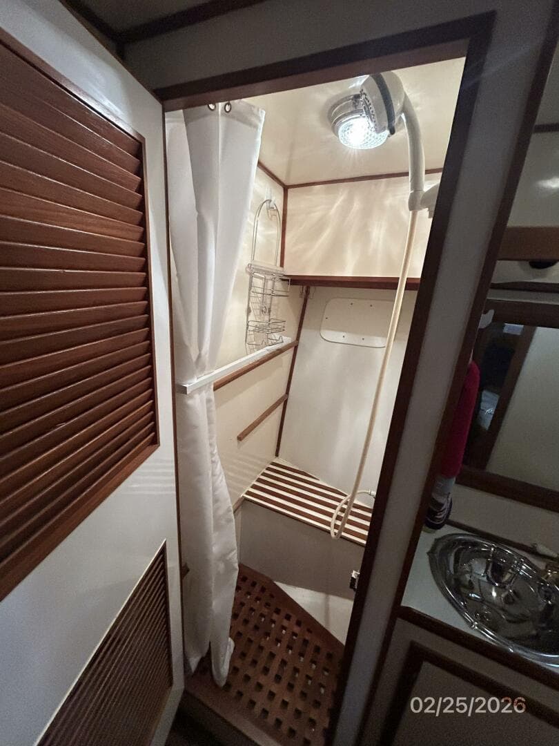 42' Jefferson guest stateorom shower