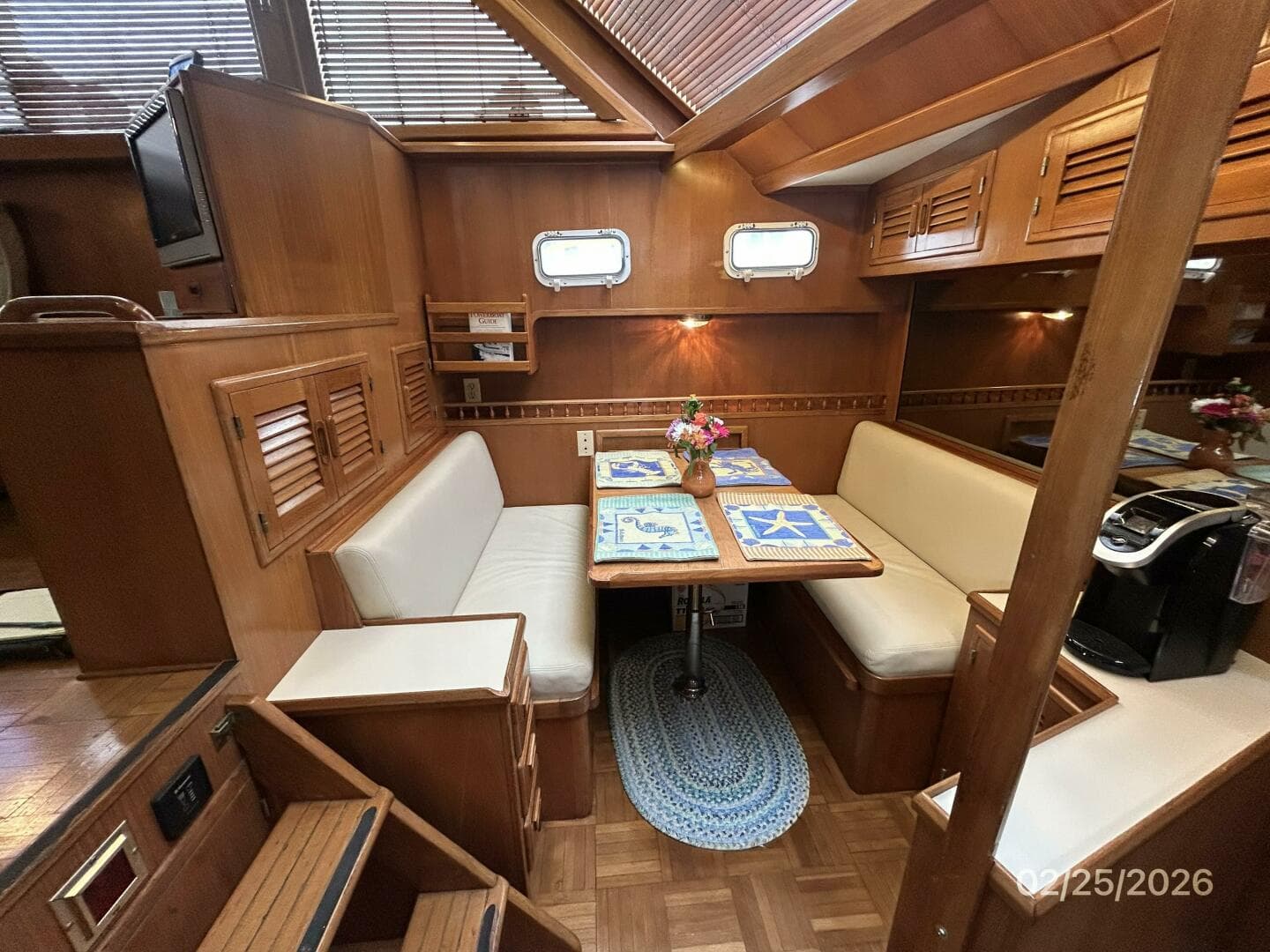 42' Jefferson dinette2