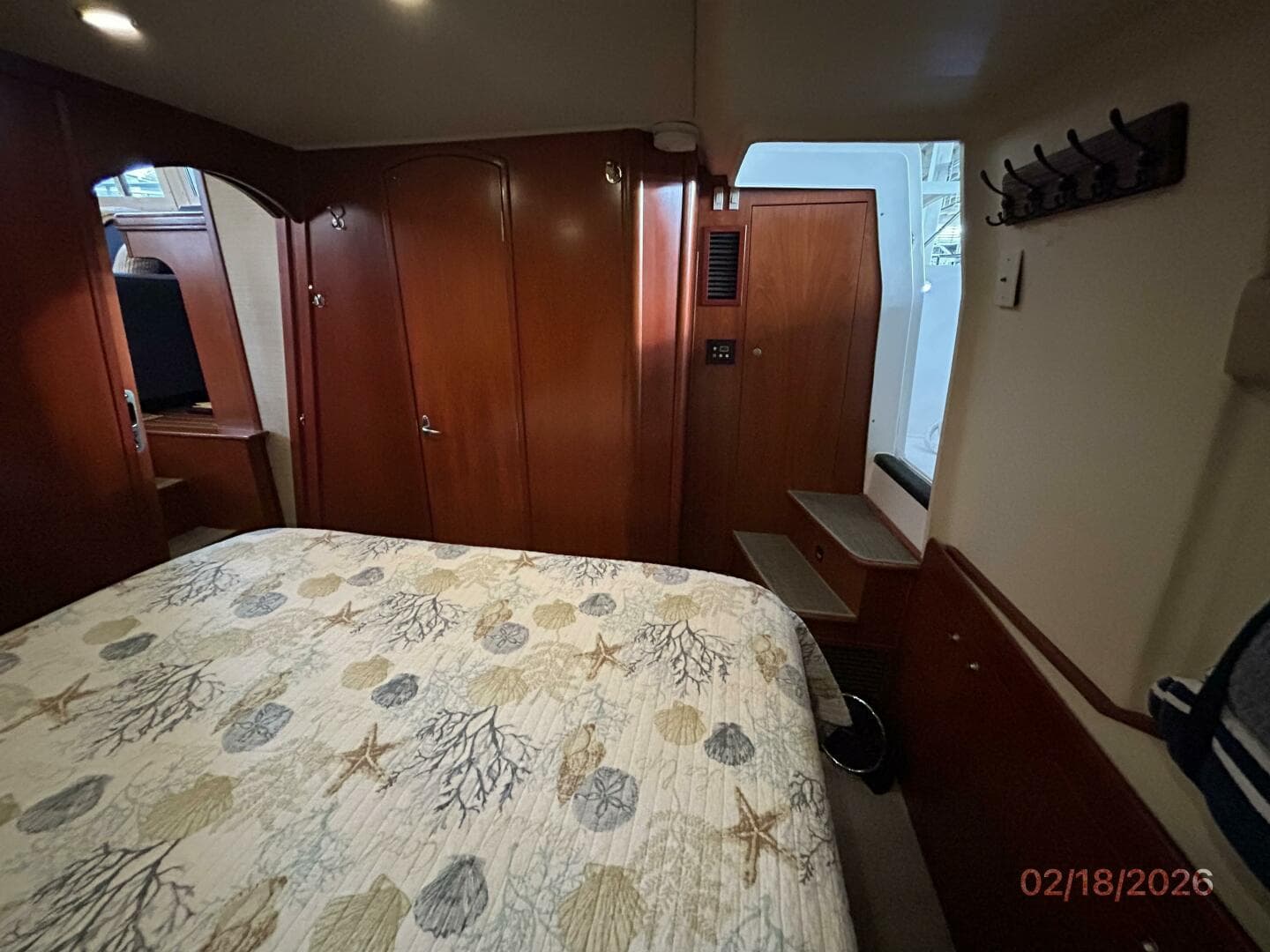 43' Mainship master stateroom starboard