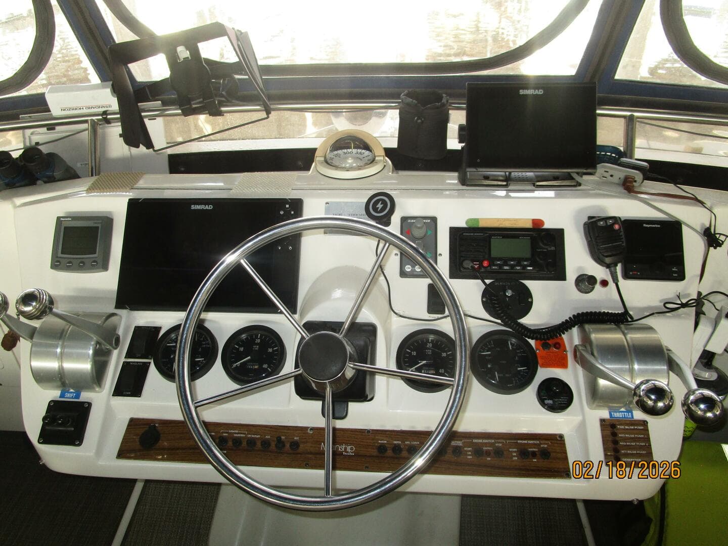 43' Mainship flybridge helm3