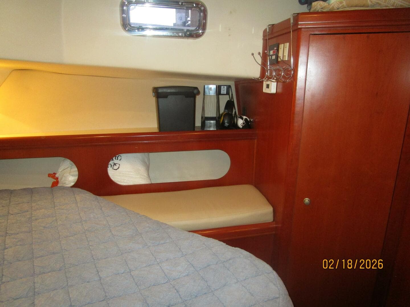 43' Mainship guest stateroom starboard