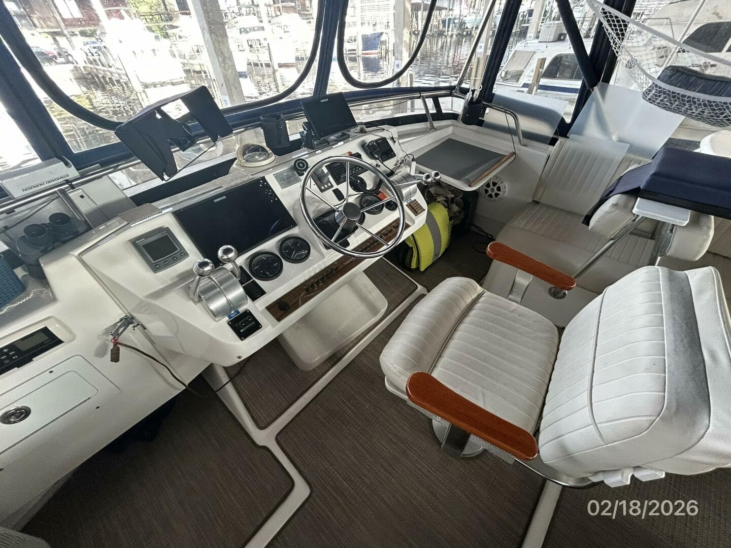 43' Mainship flybridge helm1