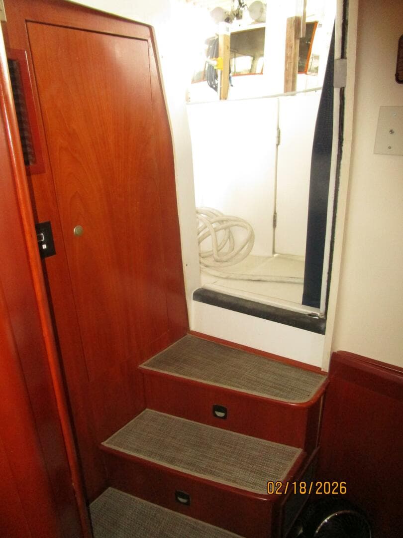 43' Mainship master stateroom-aftdeck access