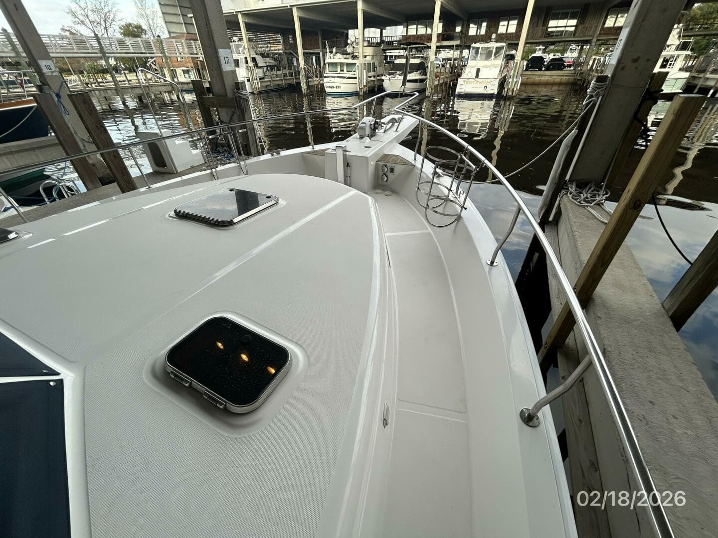 43' Mainship foredeck2