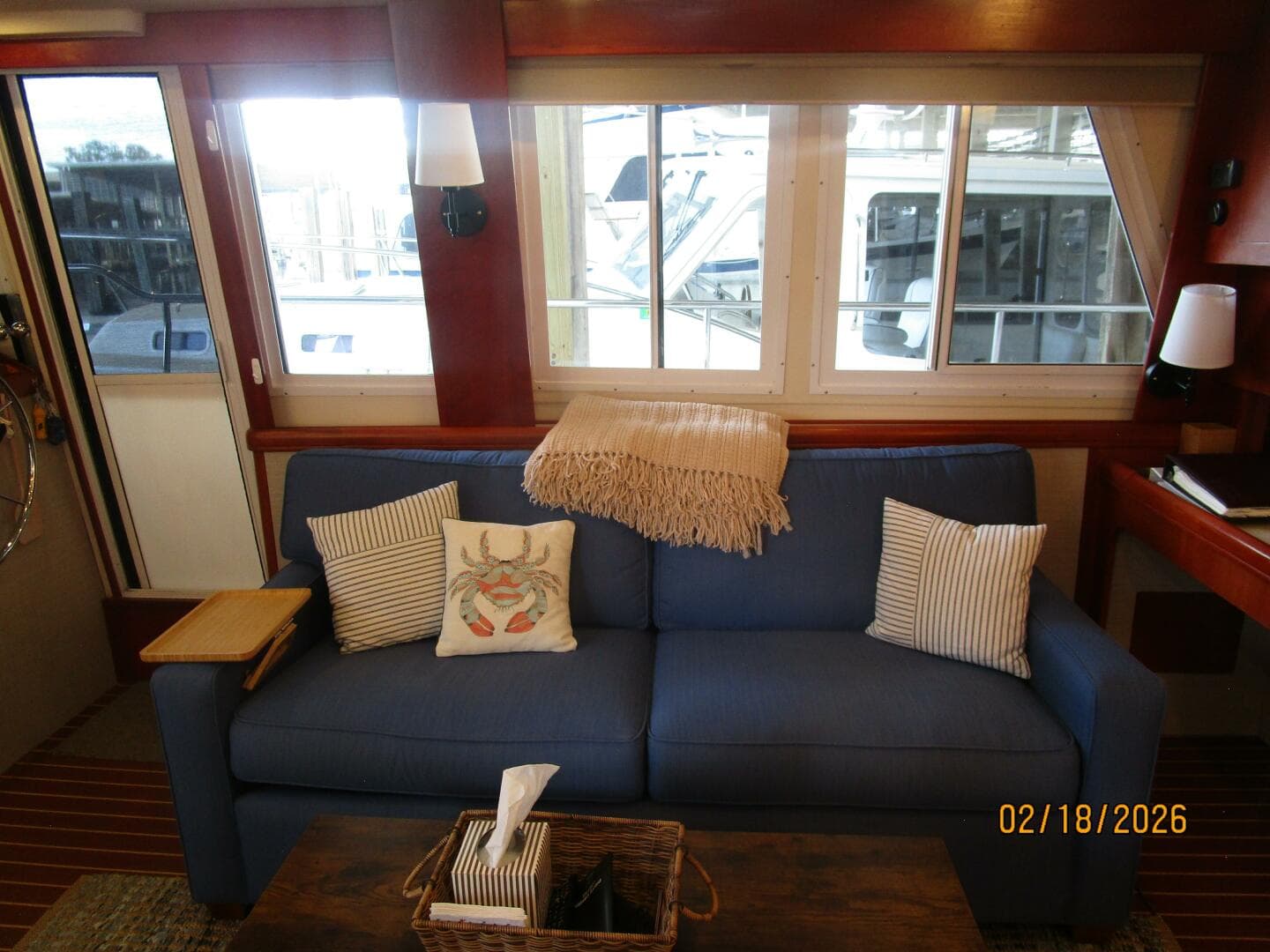 43' Mainship salon starboard