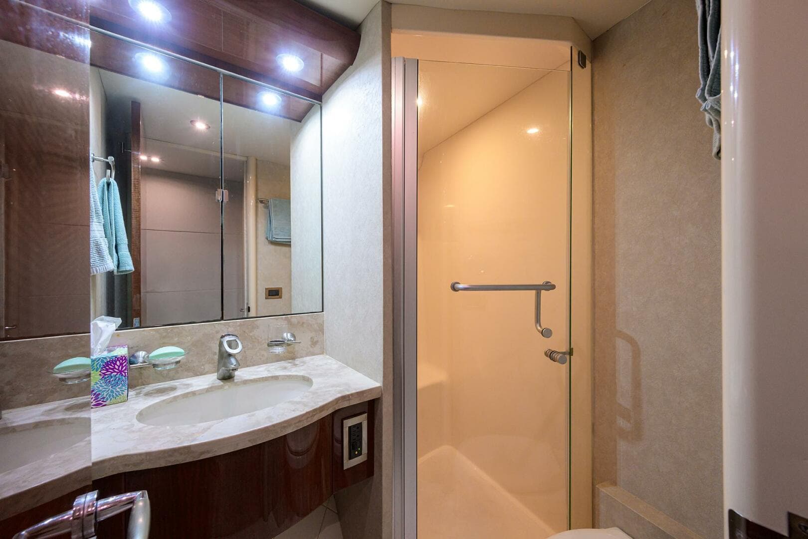 Lazzara 80 WILLYN - Forward Guest Head