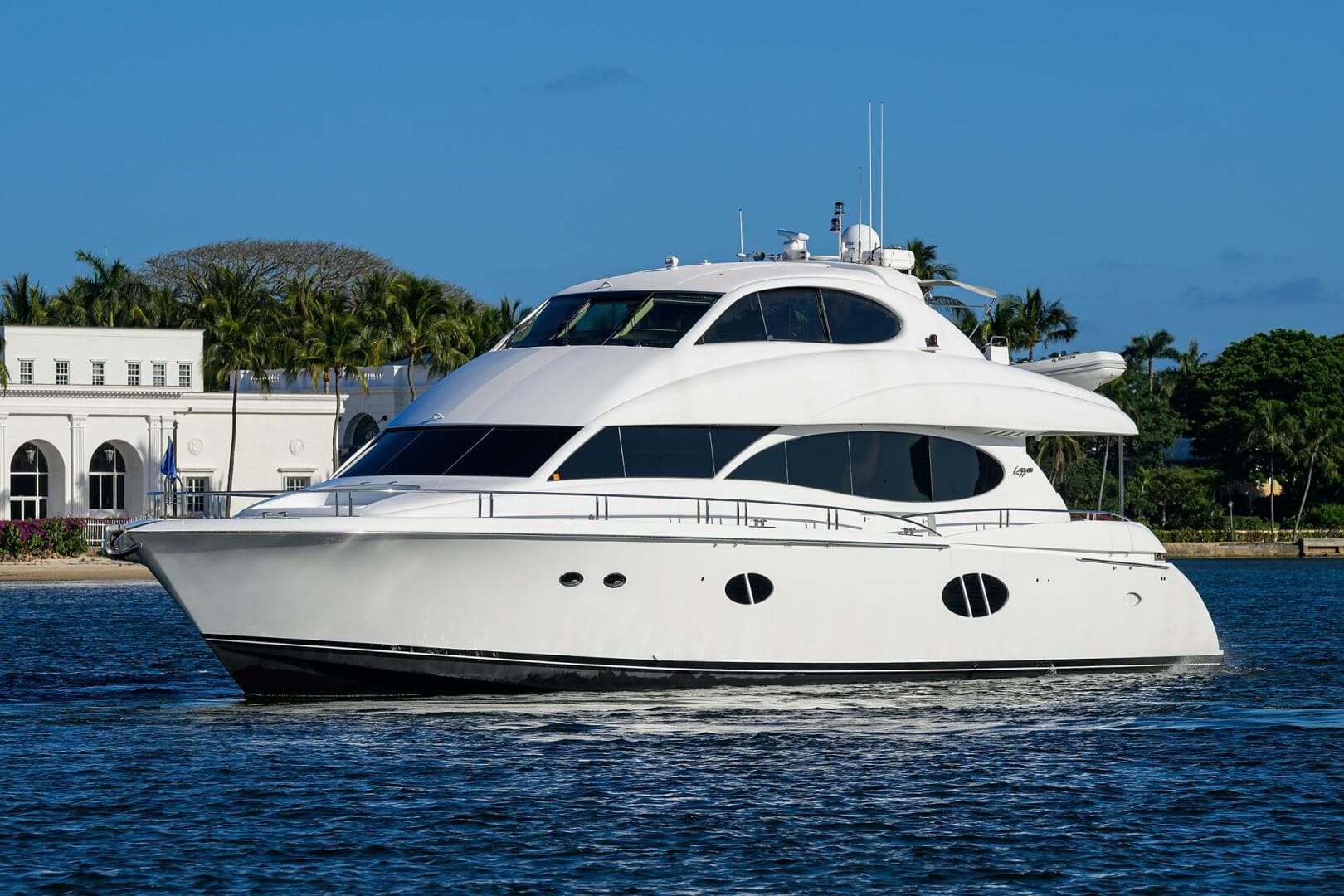 Lazzara 80 WILLYN - Port Bow Profile