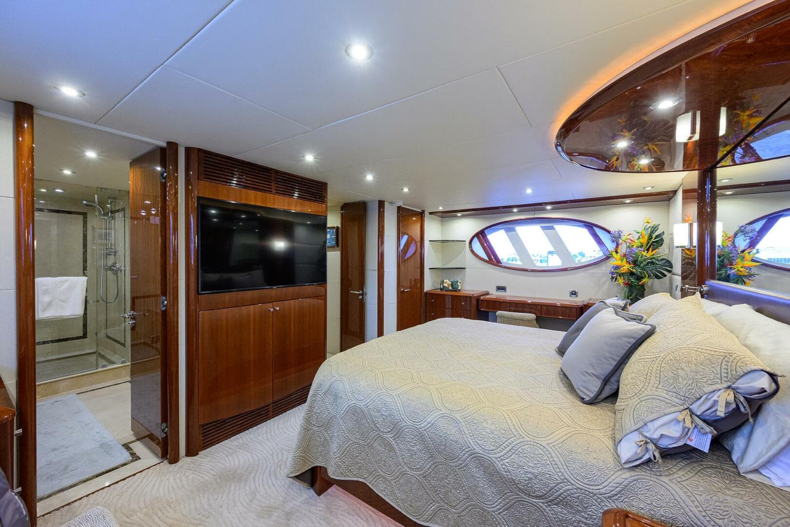 Lazzara 80 WILLYN - Master Stateroom