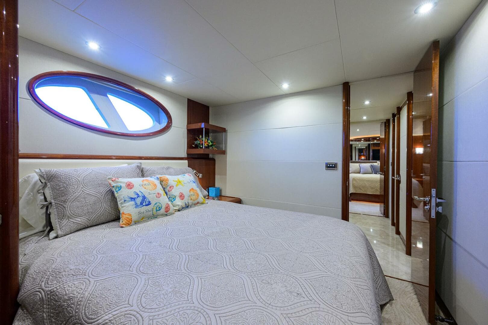 Lazzara 80 WILLYN - Starboard Guest Stateroom