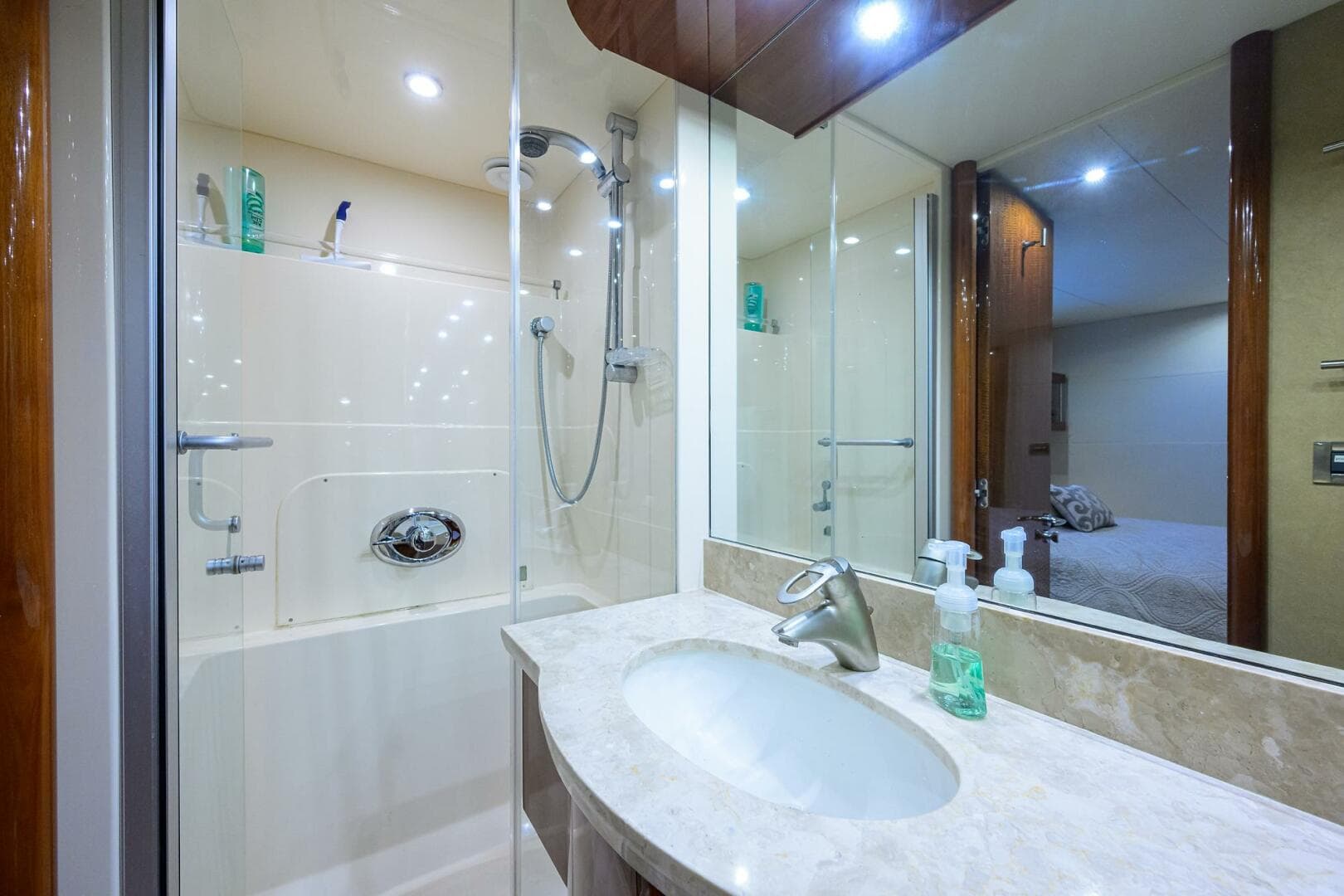 Lazzara 80 WILLYN - Port Guest Head