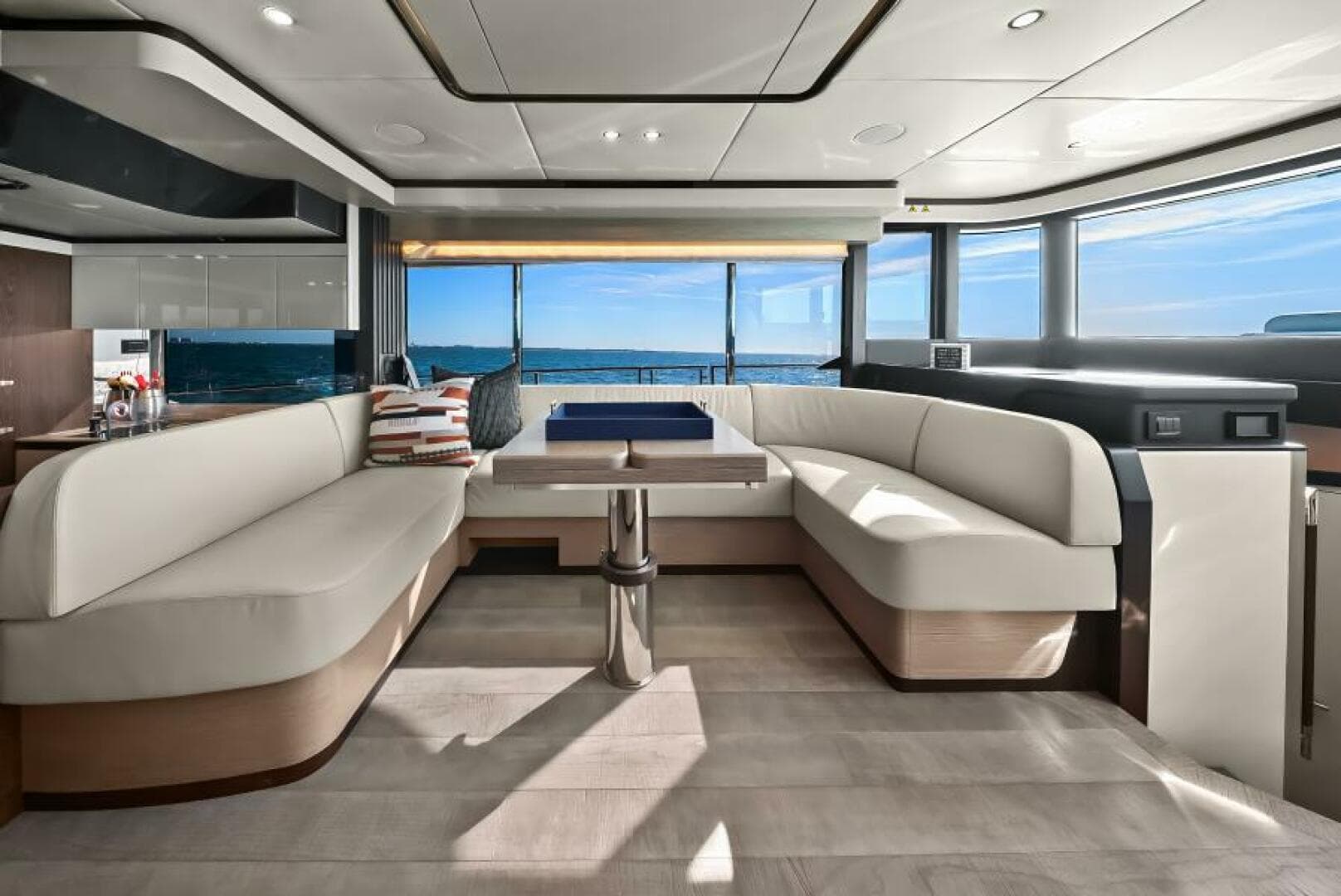 2025 Absolute Navetta 53 - Salon