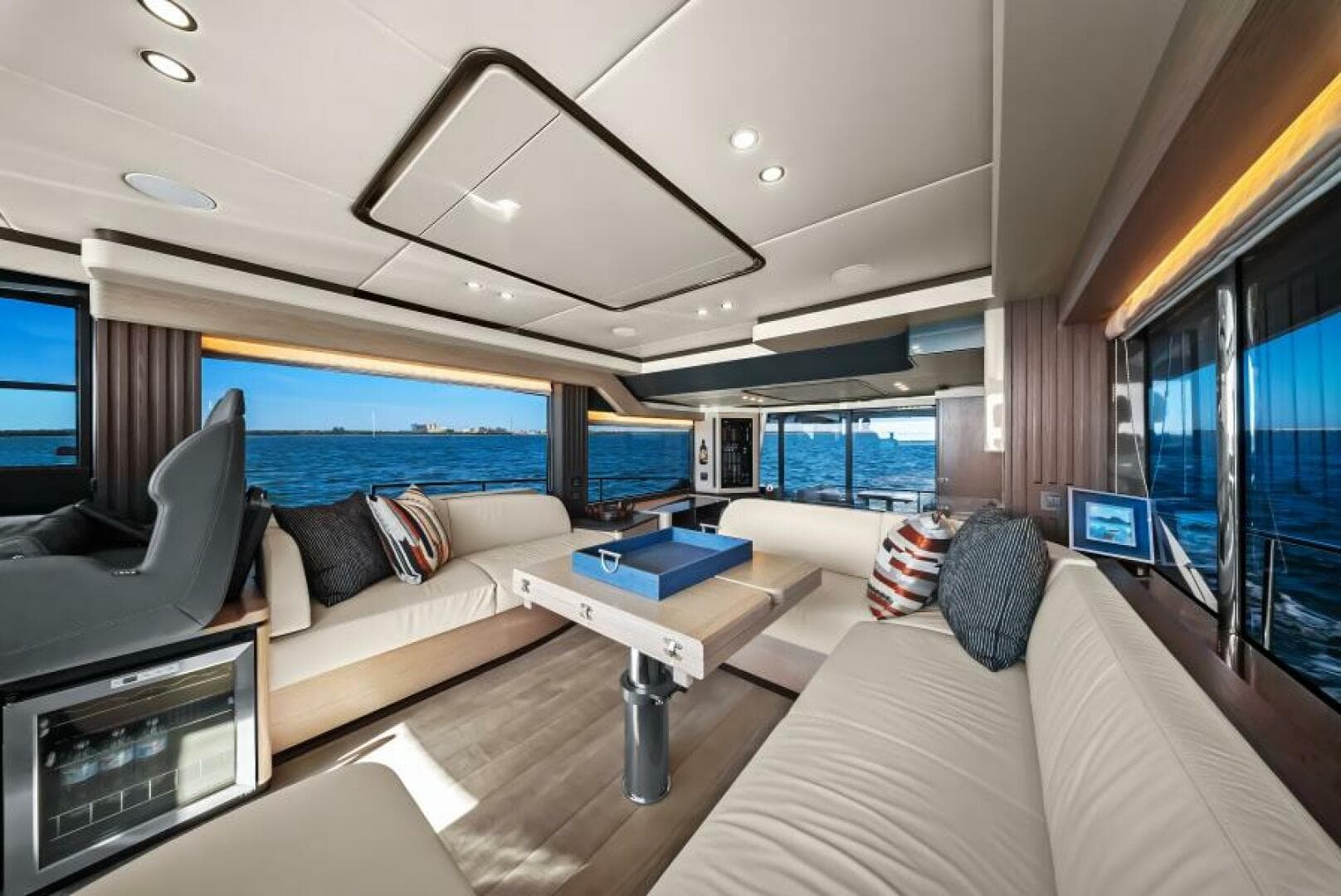 2025 Absolute Navetta 53 - Salon