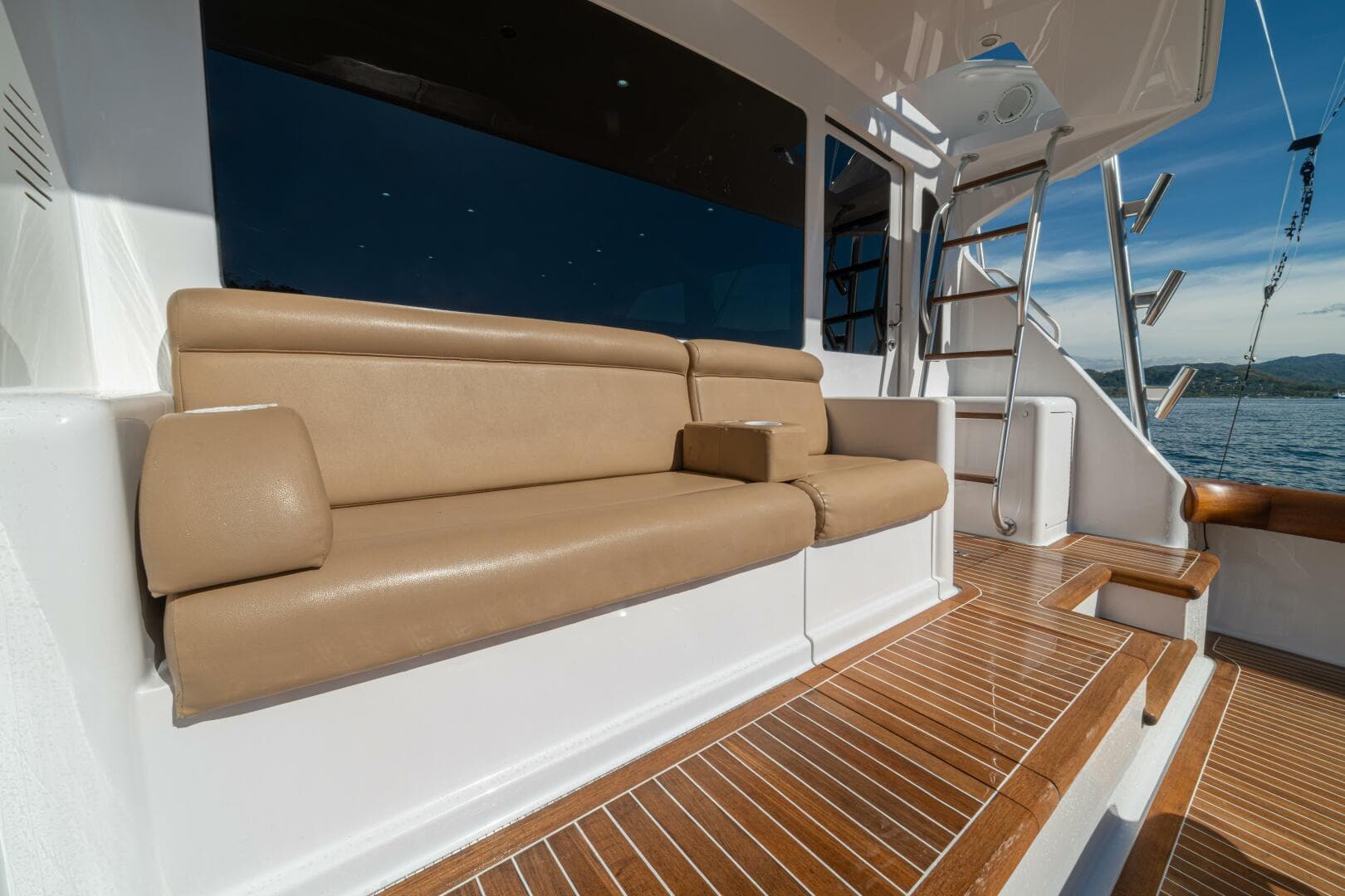 2006 Viking 56 "Scandaloso" - Mezzanine