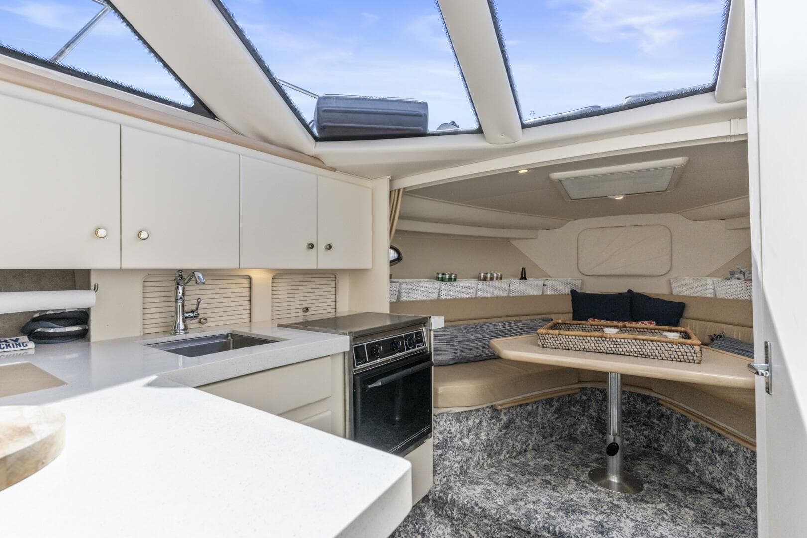 2000 Carver 326 Aft Cabin Motor Yacht