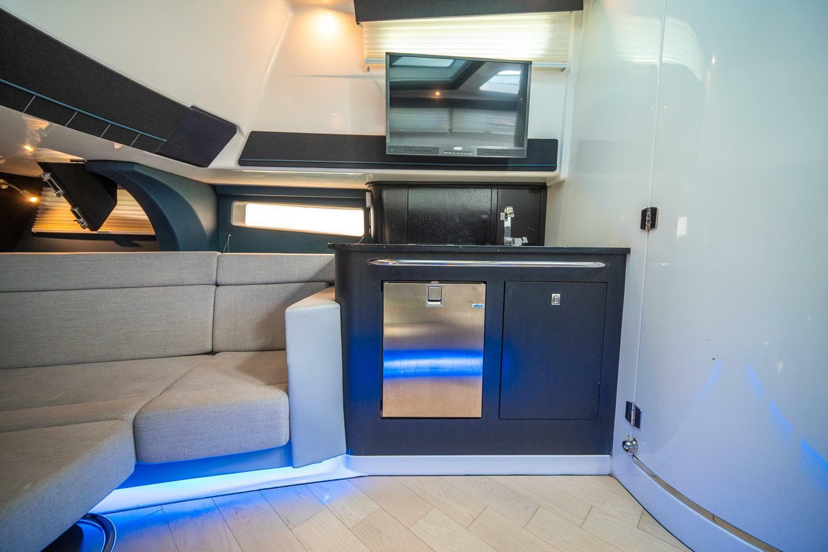 2023 Boston Whaler 420 Outrage