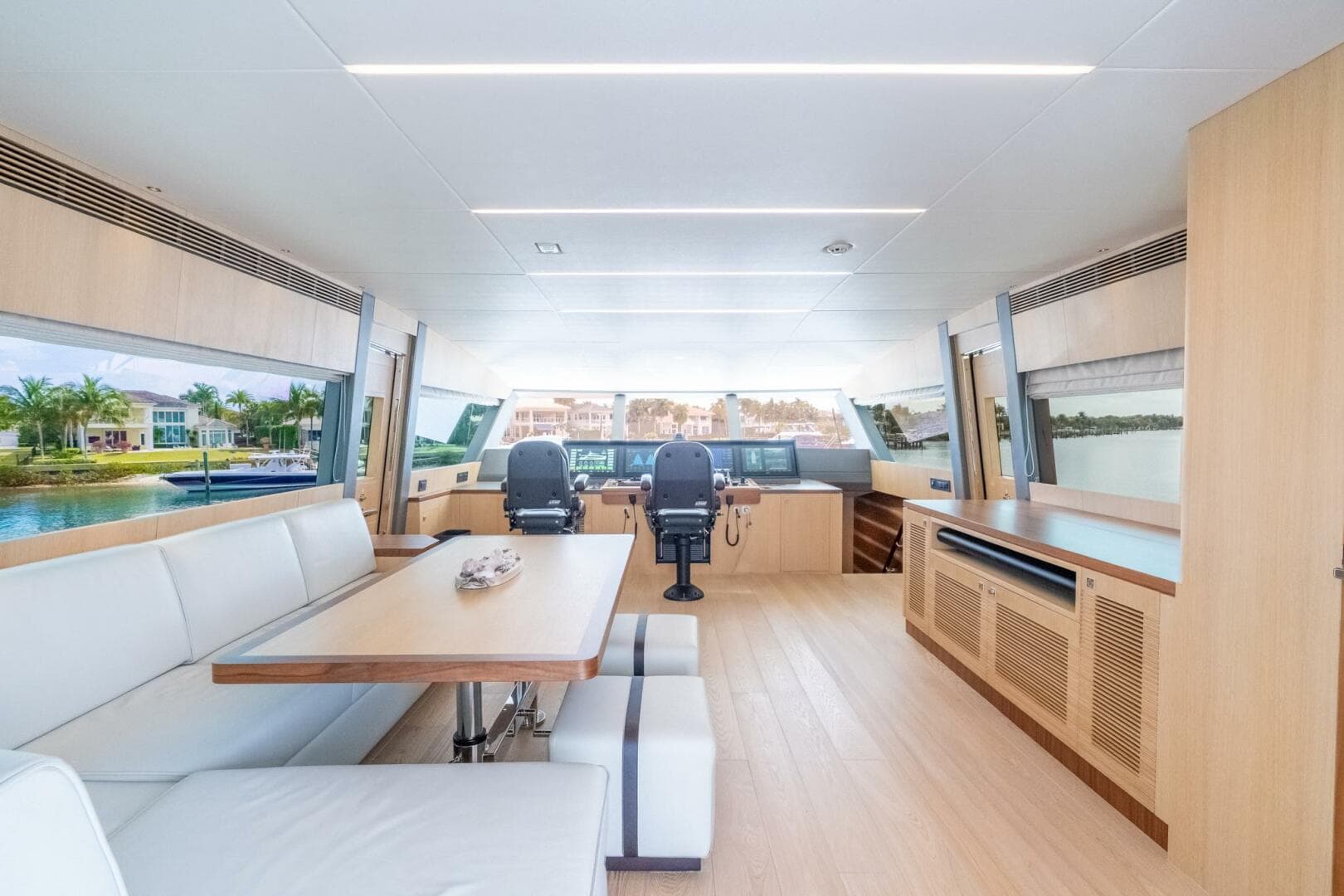 Horizon FD80 SHERI LYNN - Bridge Deck 