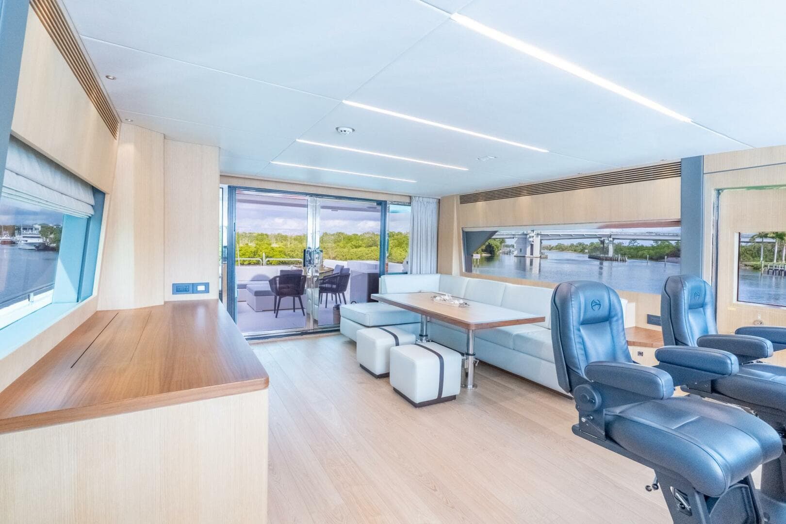 Horizon FD80 SHERI LYNN - Bridge Deck 