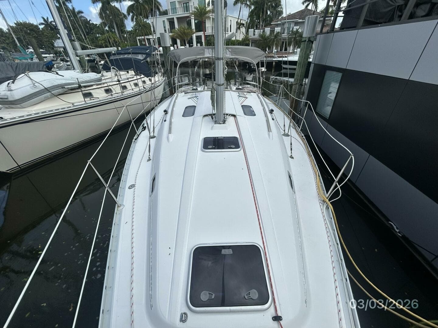 35' Beneteau foredeck aft