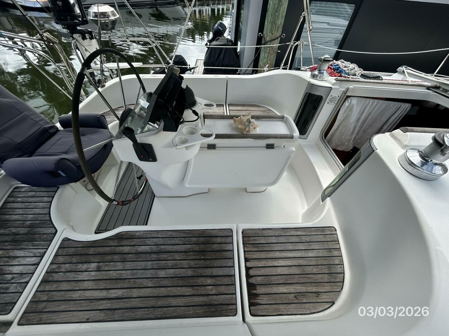 35' Beneteau cockpit port