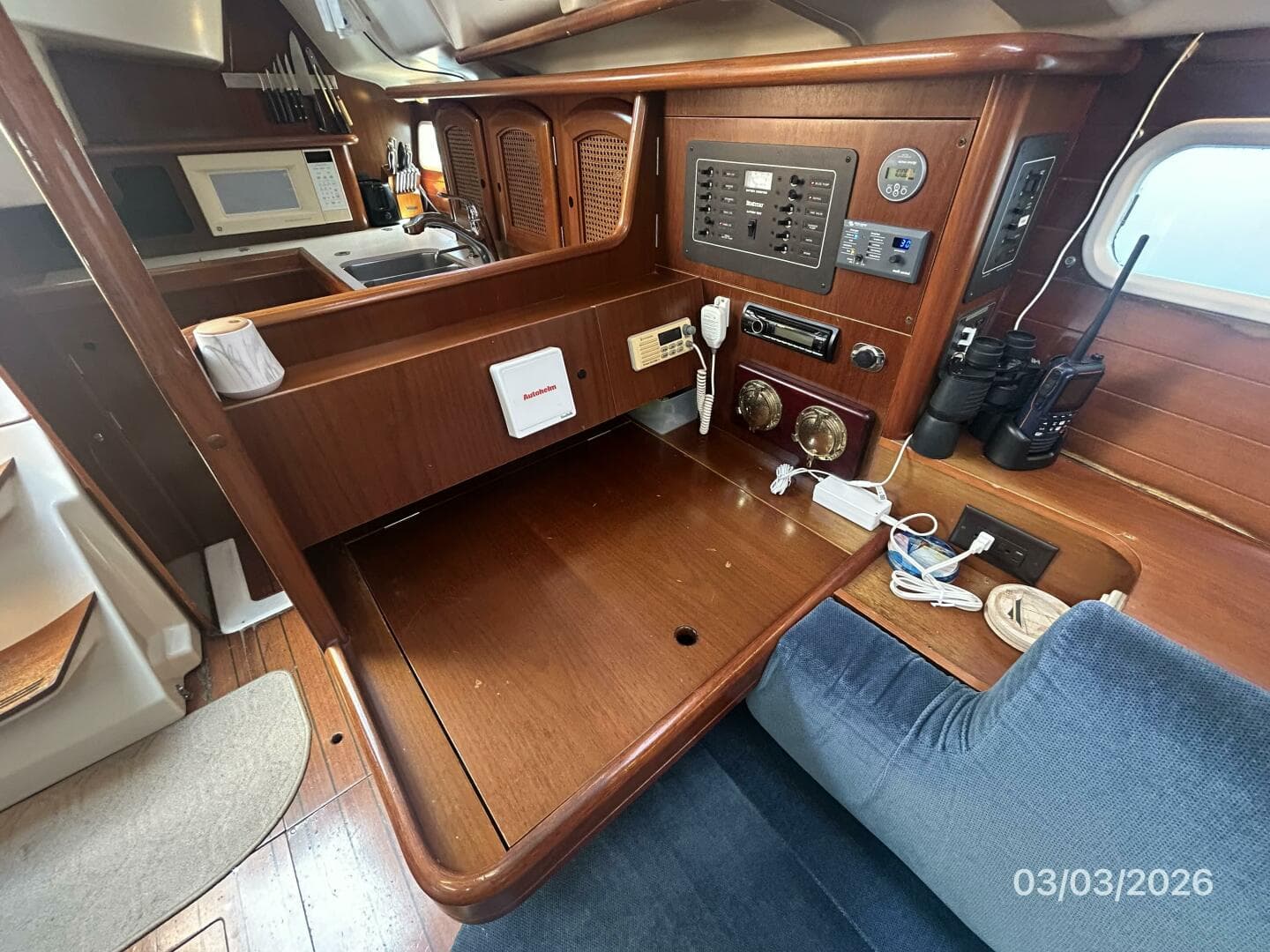 35' Beneteau nav station
