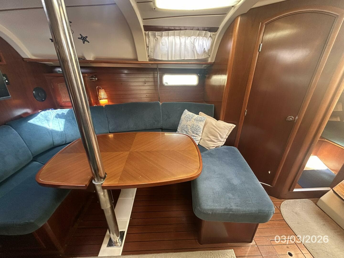 35' Beneteau salon starboard