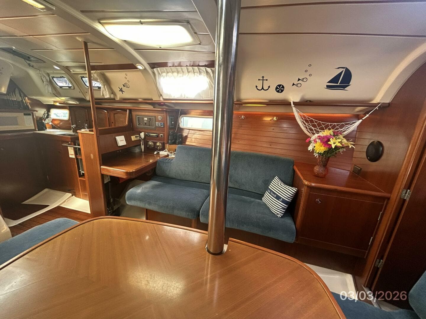 35' Beneteau salon port