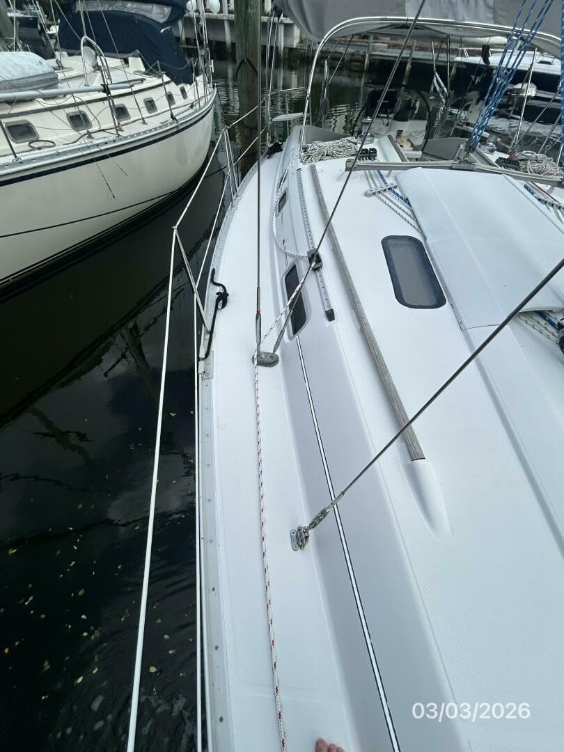 35' Beneteau starboard side deck