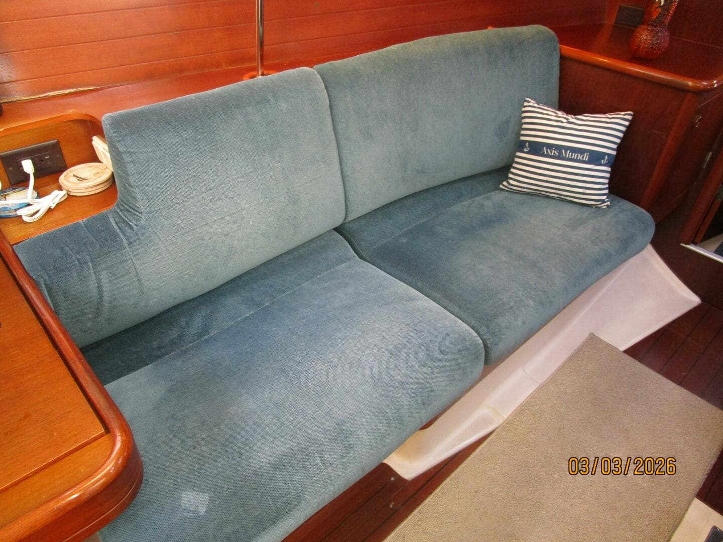 35' Beneteau salon port seating1