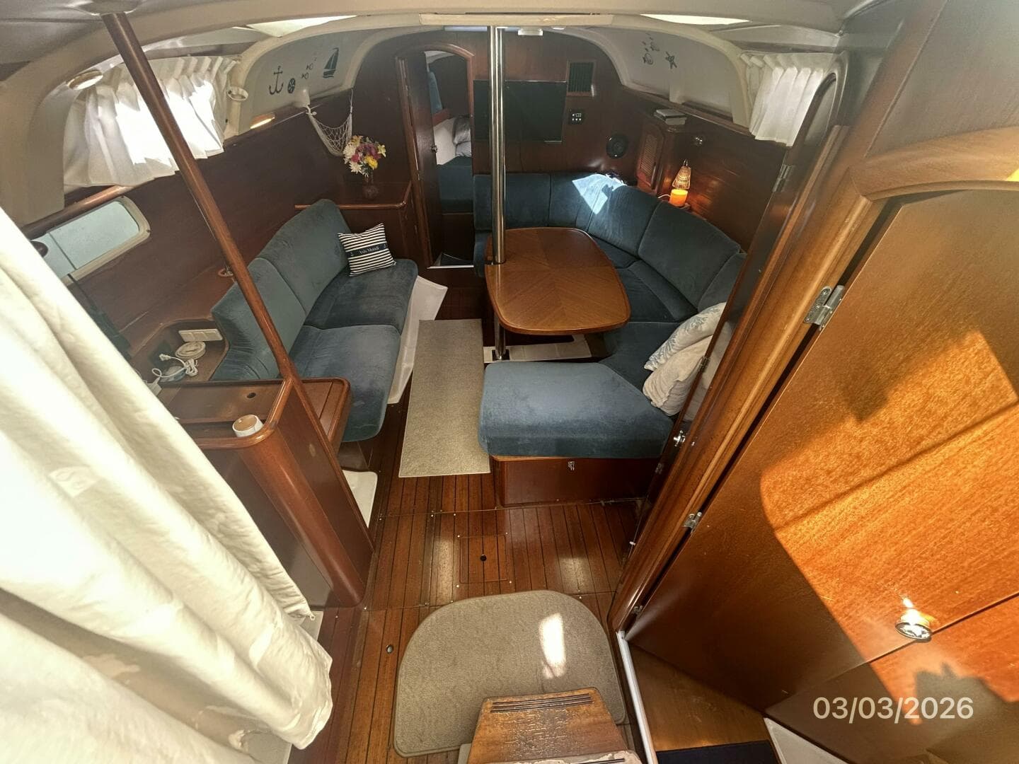 35' Beneteau salon forward