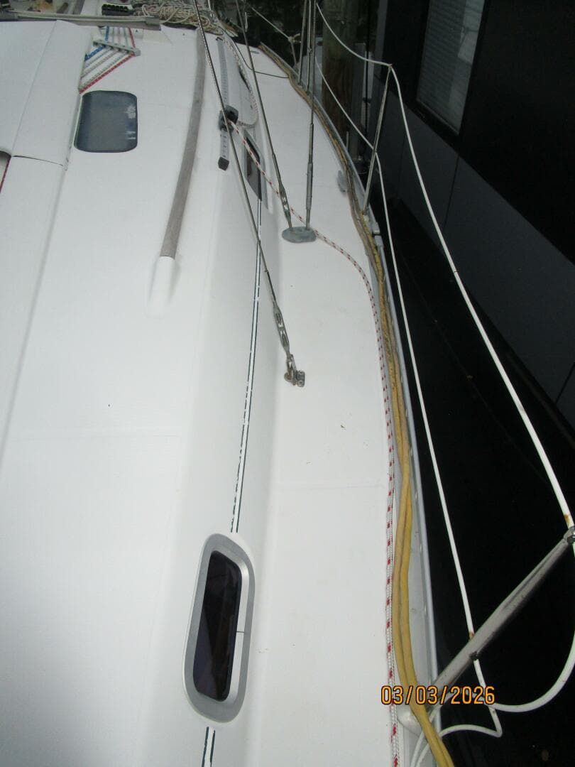 35' Beneteau port side deck