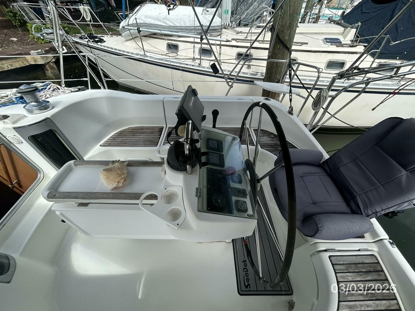 35' Beneteau cockpit starboard