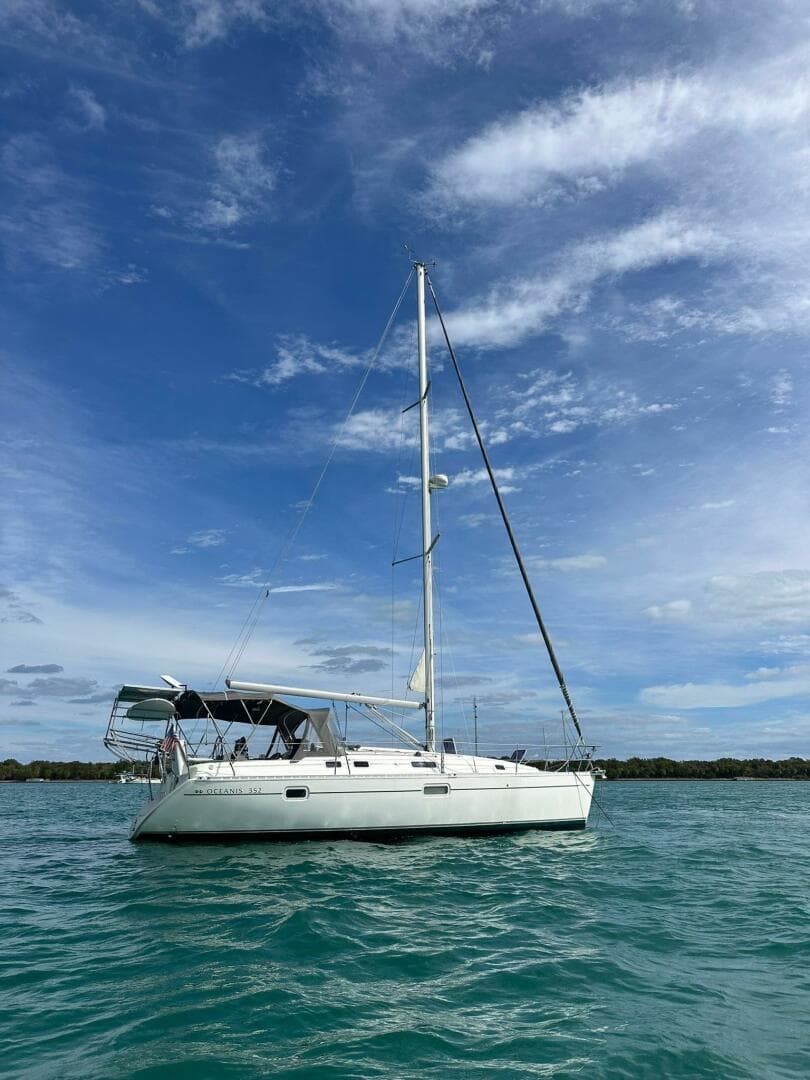35' Beneteau starboard profile