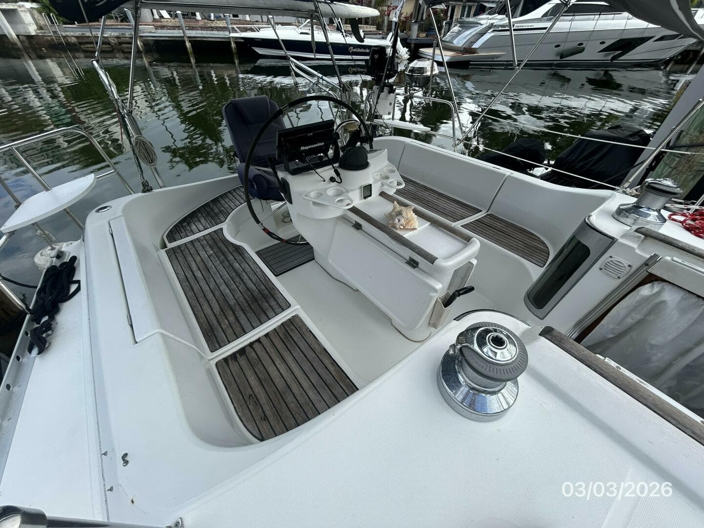 35' Beneteau cockpit1