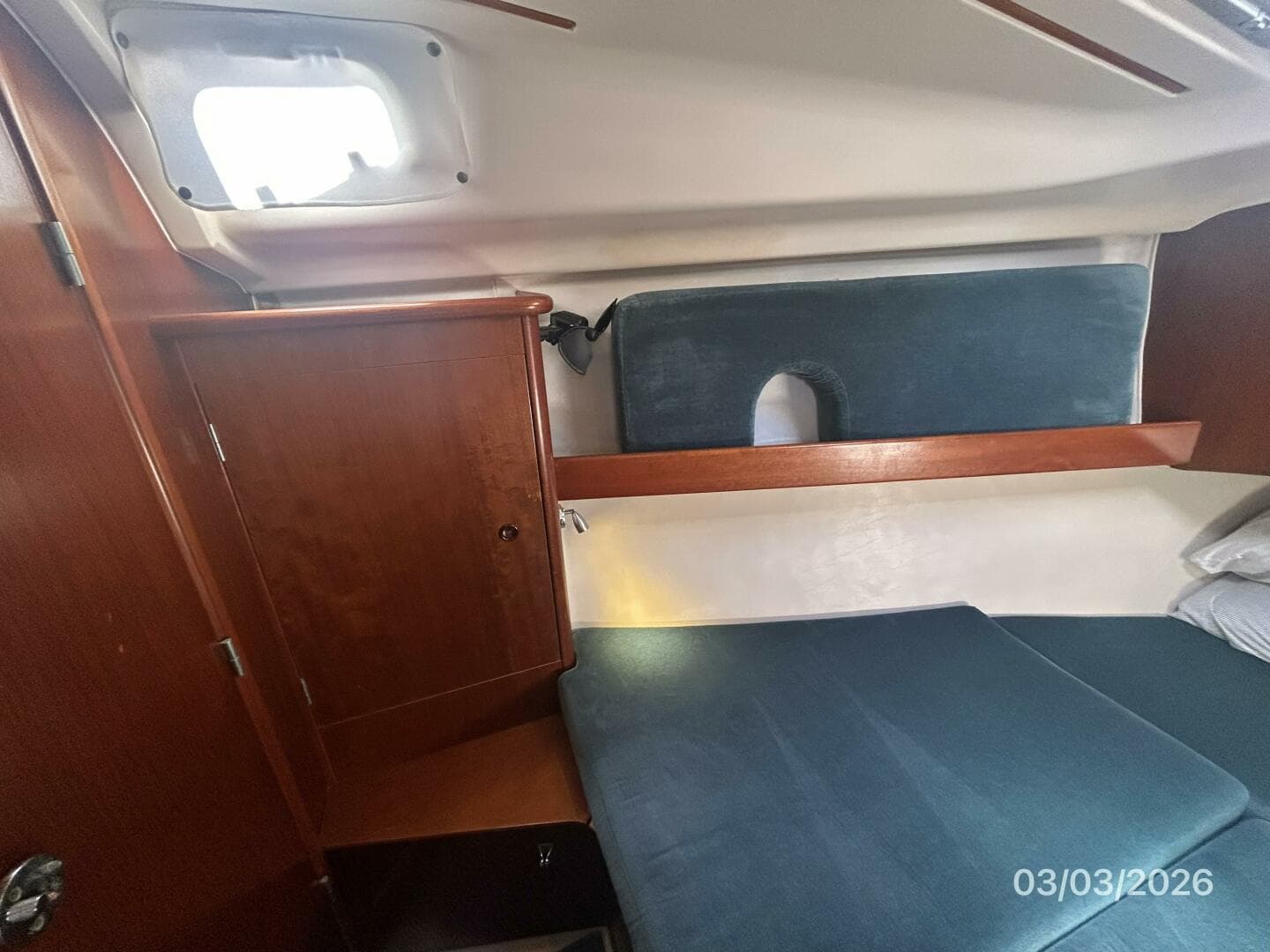 35' Beneteau forward stateroom port