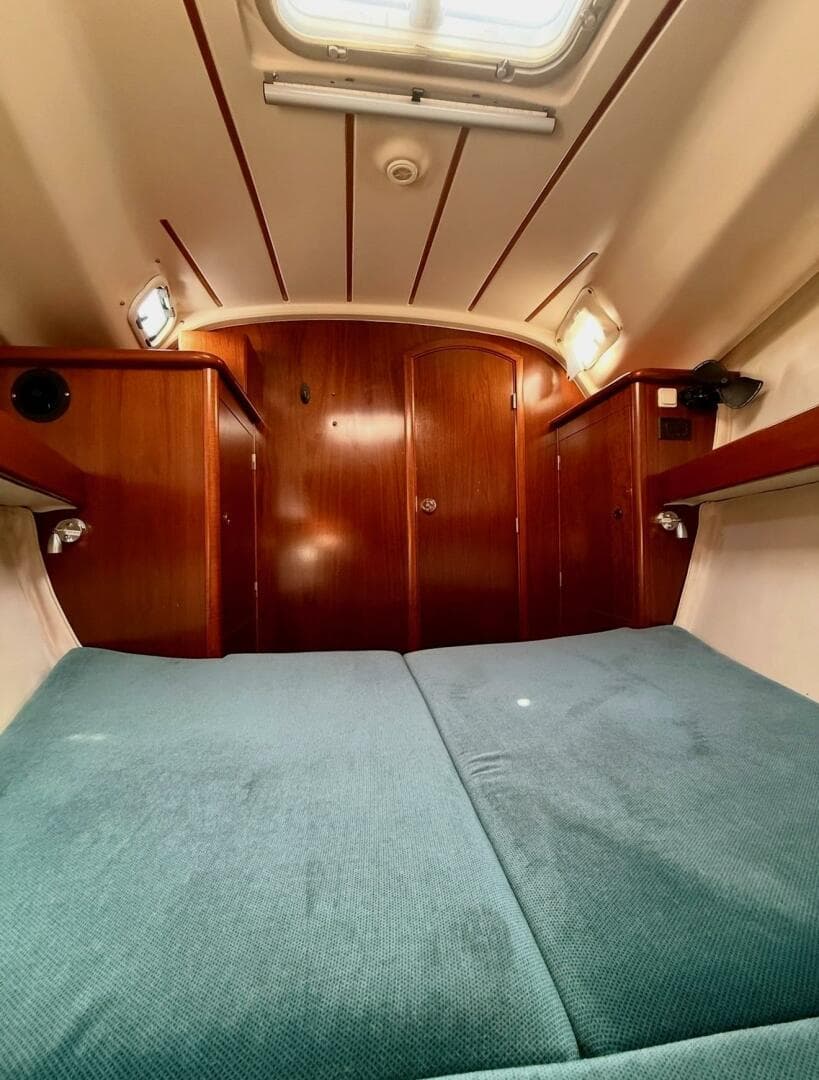 35' Beneteau forward stateroom aft