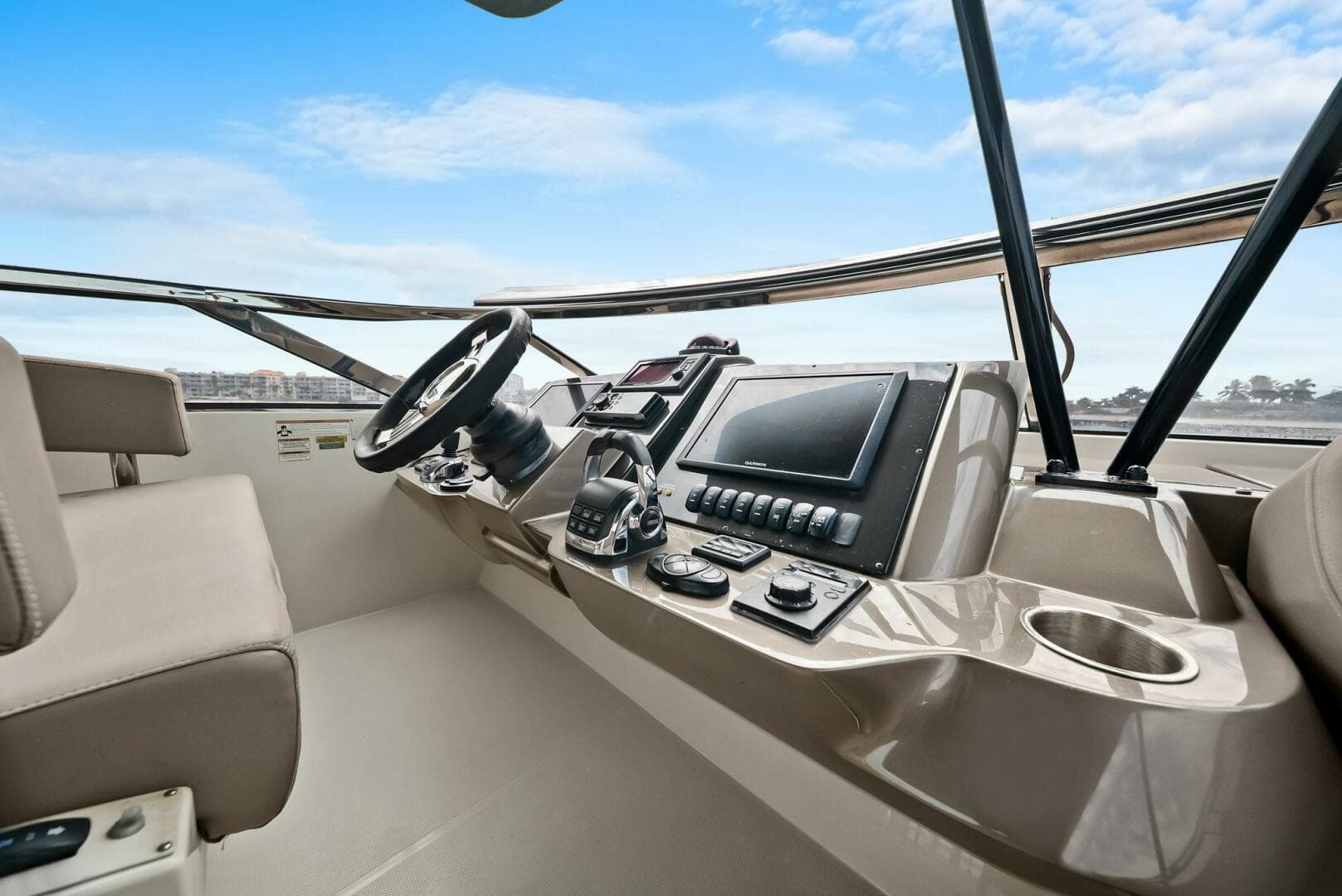 2014 Marquis 630 "7th Heaven" - Flybridge