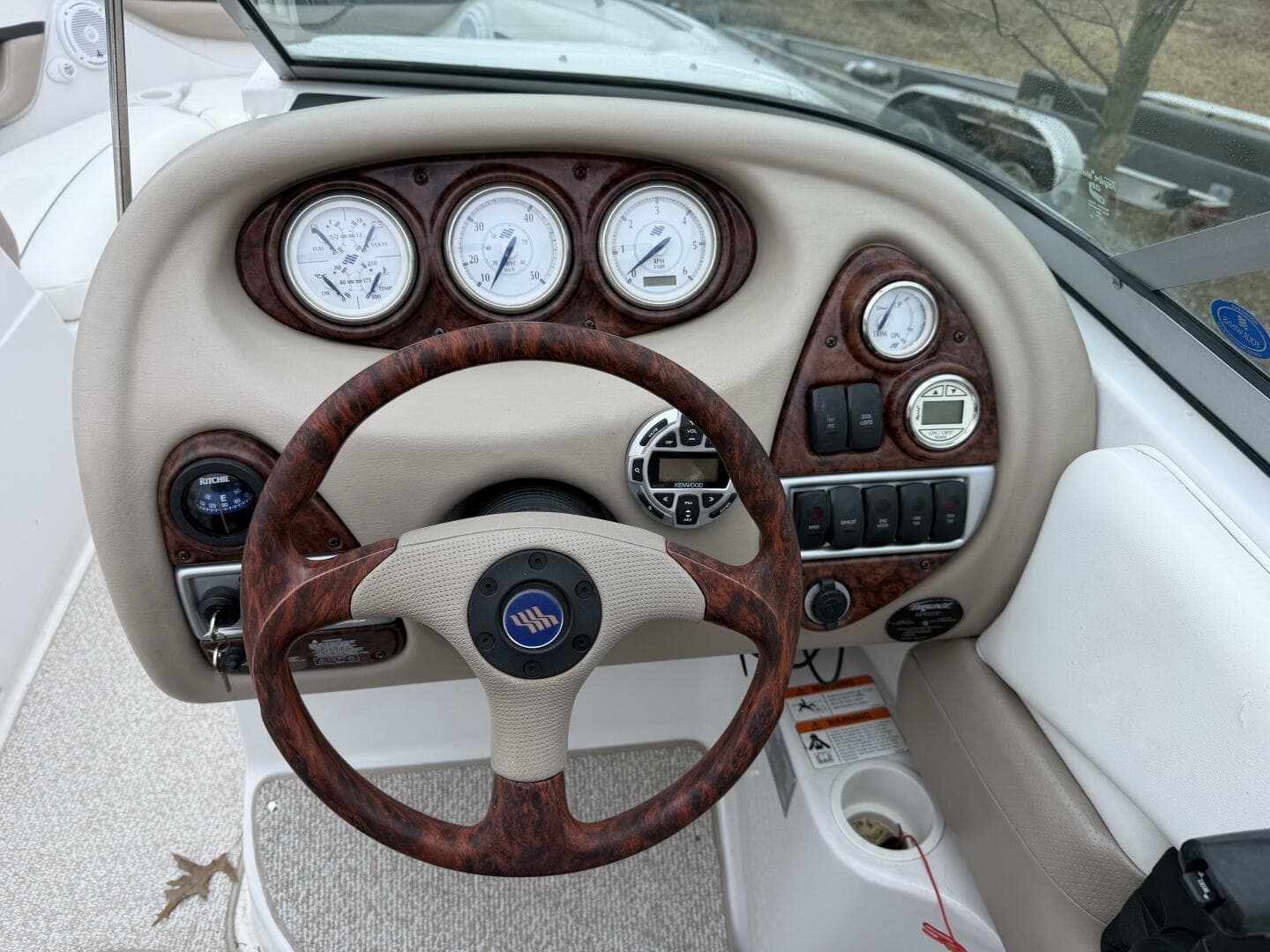 Four-Winns-250-Horizon-Helm-Station-Electronics