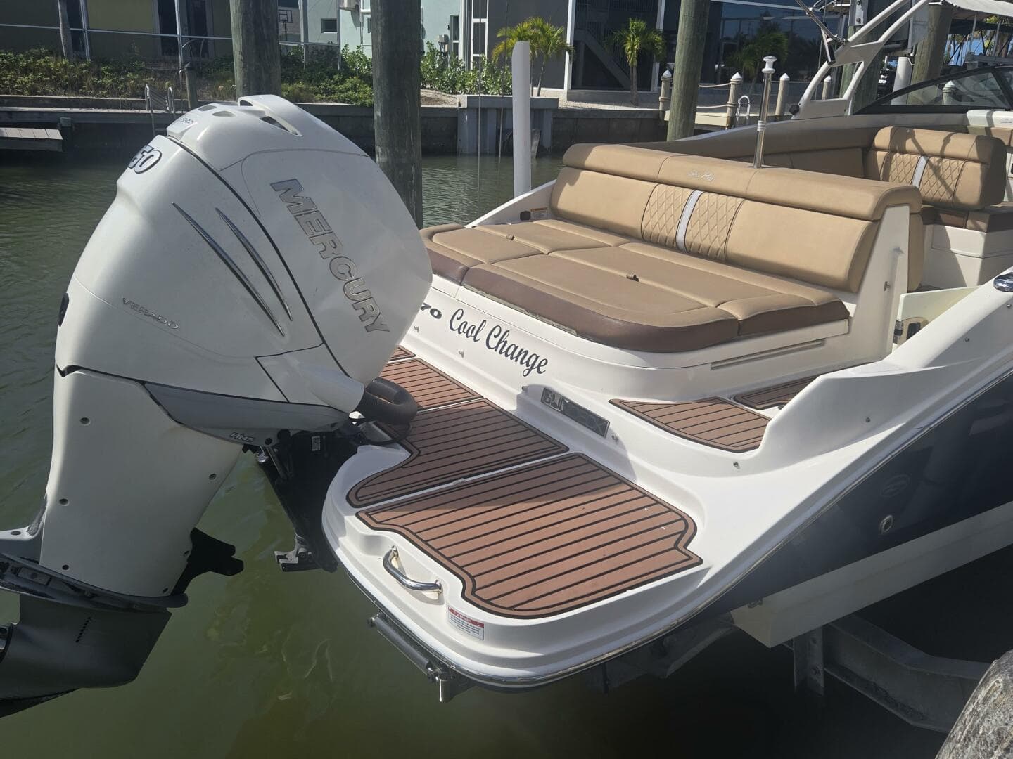2016 Sea Ray 270 Sundeck Outboard