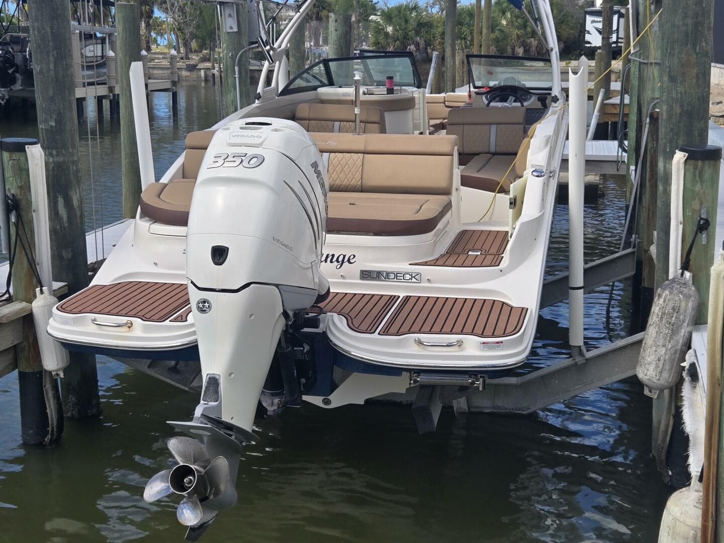 2016 Sea Ray 270 Sundeck Outboard