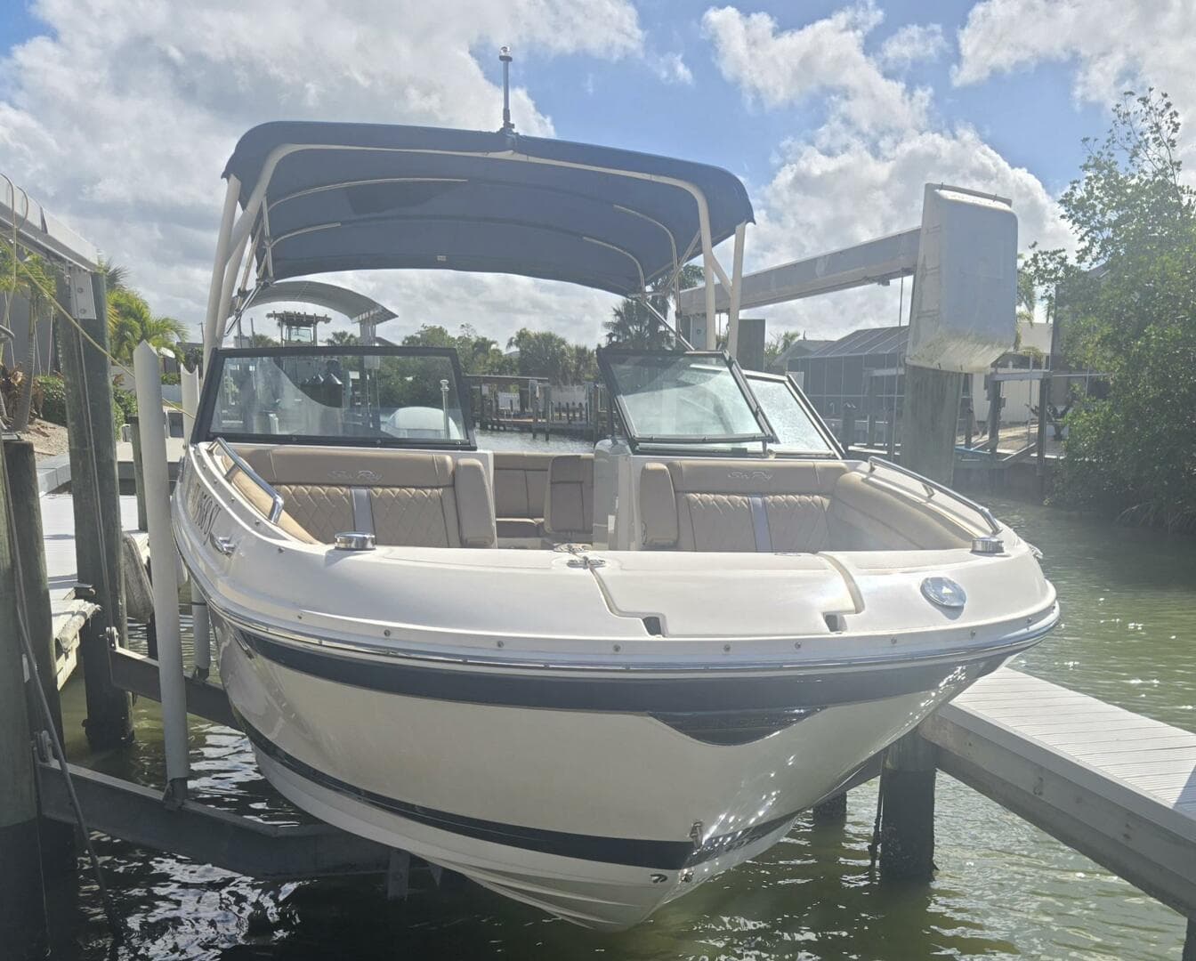 2016 Sea Ray 270 Sundeck Outboard