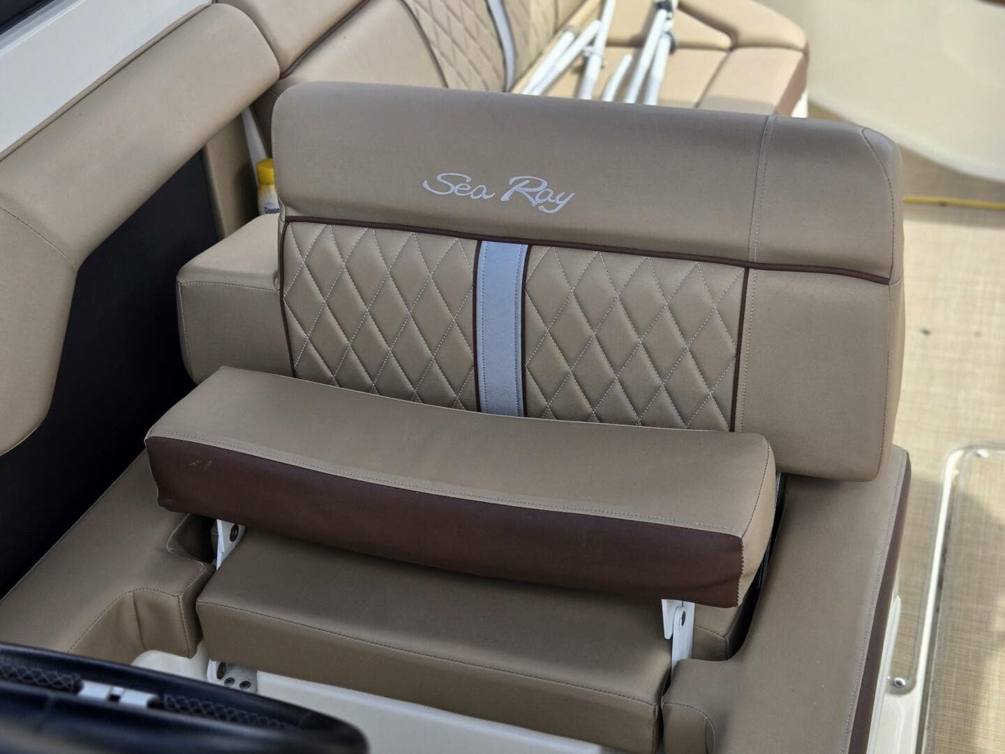 2016 Sea Ray 270 Sundeck Outboard