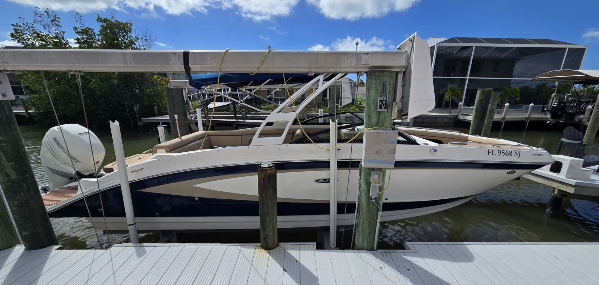 2016 Sea Ray 270 Sundeck Outboard