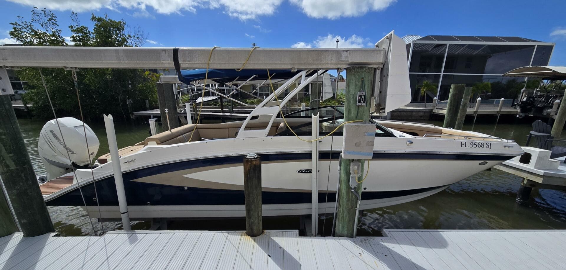 2016 Sea Ray 270 Sundeck Outboard